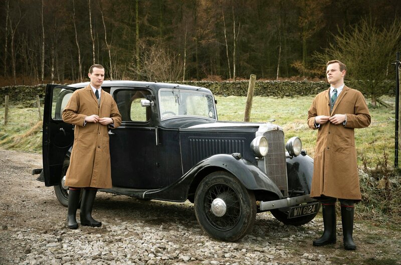James Herriot (Nicholas Ralph, l) und Tristan Farnon (Callum Woodhouse) unterwegs zum nächsten Patienten. – Bild: WDR/​Playground Television  UK Ltd & all3media international