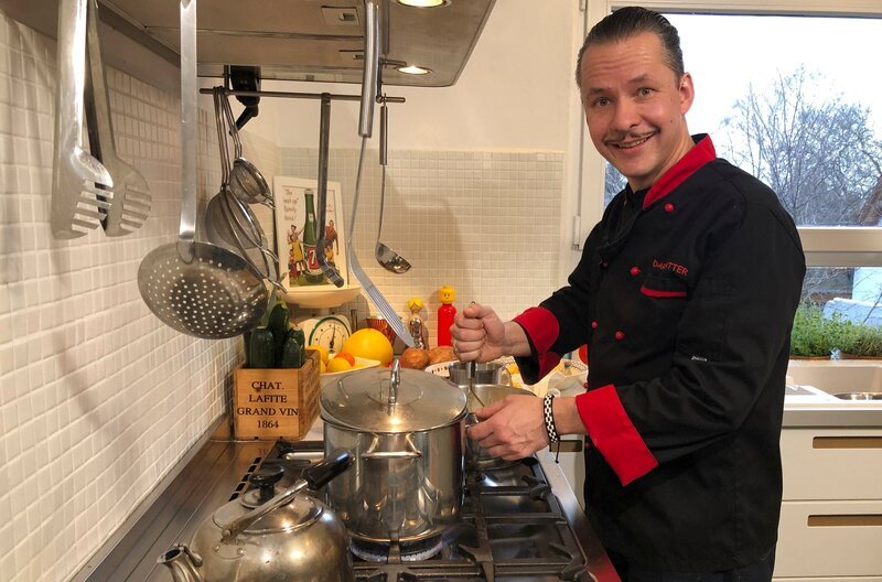 Der Hobbykoch Timo Israng aus Kassel fordert den Profikoch Ali Güngörmüs aus München heraus. – Bild: HR