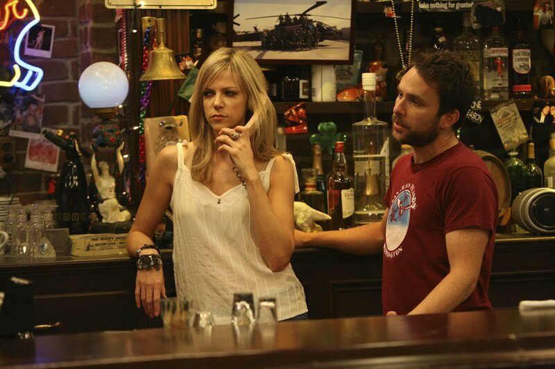 Dee Reynolds (Kaitlin Olson, l.); Charlie Kelly (Charlie Day, r.) – Bild: Bluebush Productions, LLC