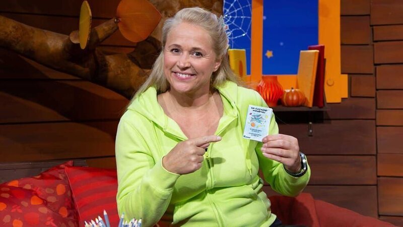 Am letzten Tag der MACH-MiT! Woche bastelt Singa das Fidi Geschichtenbuch fertig. – Bild: KiKA