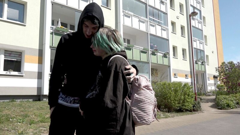 Jasmin ist hochschwanger. Die 18-Jährige und ihr Freund Maik können es kaum erwarten, ihren Sohn kennenzulernen. Und so langsam wird es ernst bei den werdenden Eltern: Jasmin muss ins Krankenhaus. – Bild: RTLZWEI