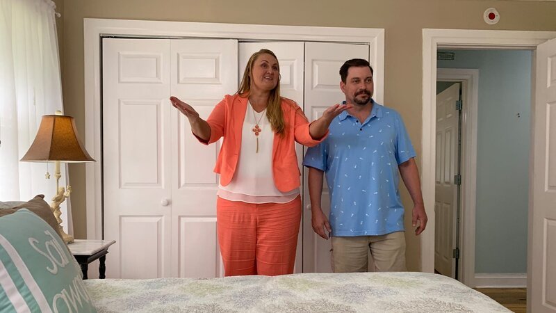Contributors Mechelle Musgrove (L) and Chris Musgrove (R) love the décor and the lighting in the bedrooms in Forest Hideaway as seen on HGTV’s Beachfront Bargain Hunt. – Bild: Warner Bros. Discovery