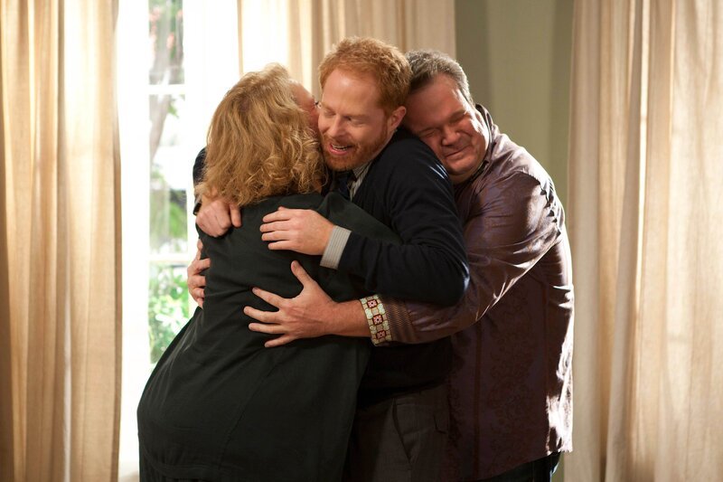 L-R: Barb Tucker (Celia Weston), Mitchell Pritchett (Jesse Tyler Ferguson), Cameron Tucker (Eric Stonestreet) – Bild: ViacomCBS