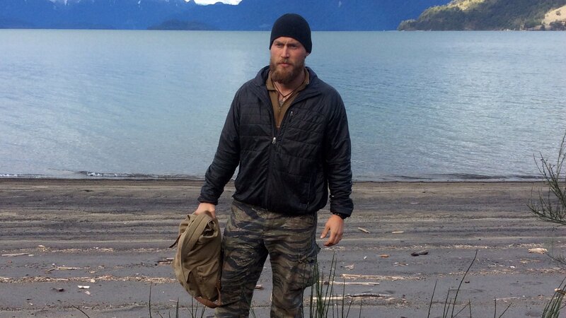 Grady Powell steht neben dem See. – Bild: Discovery Channel