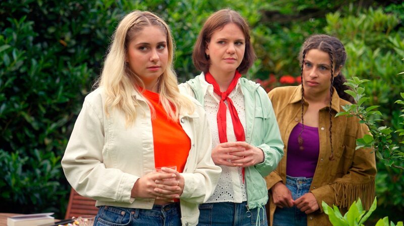 Ellie (Kim Josephine Biebow r.) ist verknallt in Jonas (Patrick Schlegel), bekommt vor ihm aber keinen Ton heraus. – Bild: NDR