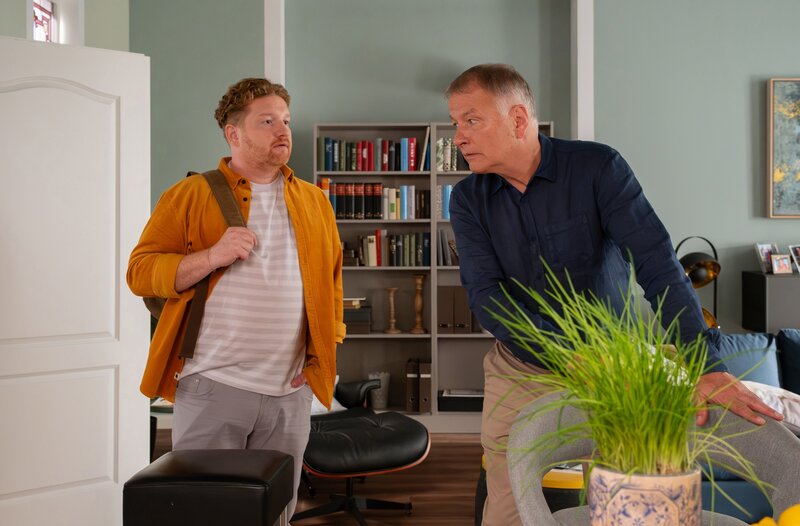 Der fast gänzlich erblindete Roland Heilmann (Thomas Rühmann, re.) ist alles andere als begeistert, dass seine Frau Kathrin ihm einen Alltagsbegleiter an die Seite stellt. Nico Hartmann (Roland Schreglmann, li.) soll Roland ein aus seiner selbstverordneten Isolation helfen. – Bild: MDR/​Saxonia Media/​Sebastian Kiss