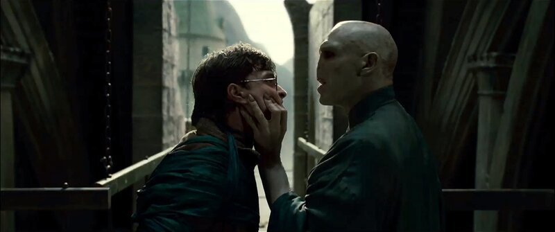 Dunkle Zeiten warten auf Zauberlehrling Harry Potter (Daniel Radcliffe, l.) und seine Freunde: Lord Voldemort (Ralph Fiennes, r.) und seine Anhänger übernehmen die Kontrolle über Hogwarts und die Welt der Zauberer … – Bild: Warner Bros. Entertainment Inc.