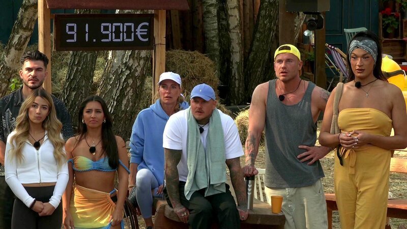 Ekeldrinks, Allianzen und Liebeschaos: Auf dem „Promihof“ kämpft Aurelia gegen Maki, während Paco und Emma politisch gegen Giulia vorgehen. Alicia plant eine Gegenallianz – und Promibauer Nino bringt zusätzliche Spannung aufs Feld. – Bild: RTLZWEI