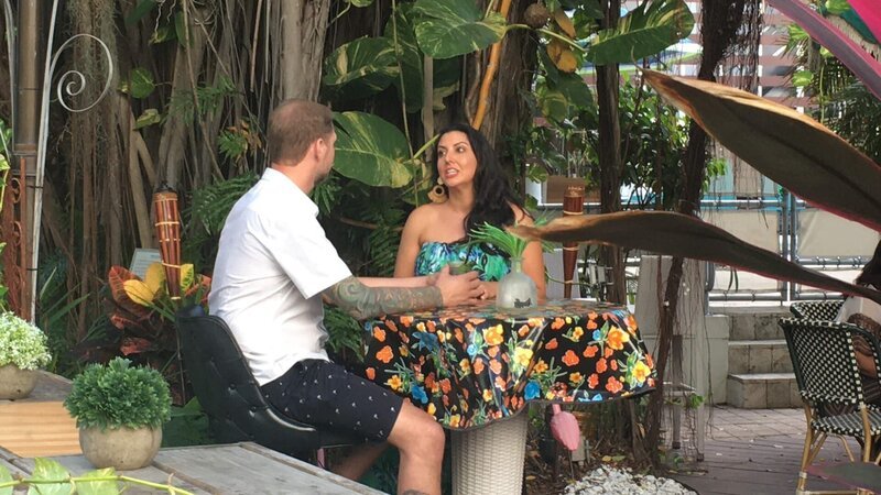 Contributors Dayne Hollmuller (L) and Lindsay Hollmuller (R) grab some drinks and discuss which home they are going to purchase, as seen on HGTV’s Beachfront Bargain Hunt. – Bild: Discovery, Inc.