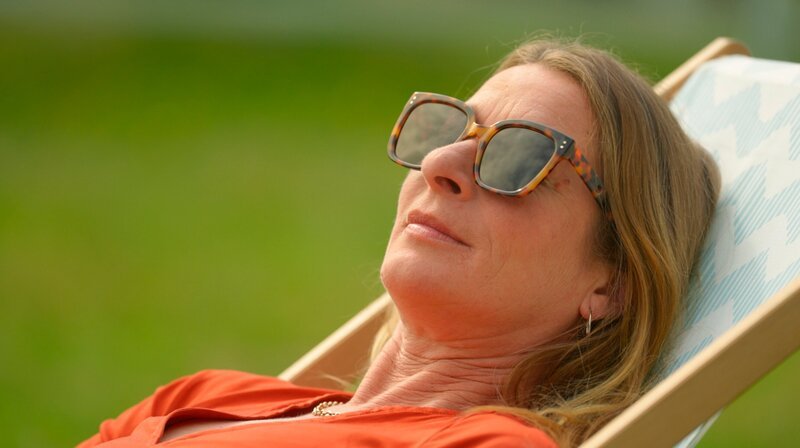 Carla (Maria Fuchs m.) hat einen erotischen Traum mit Simon (Thore Lüthje). – Bild: NDR