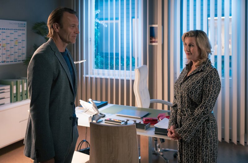 Gesundheitsdezernent Dr. Martin Stein (Bernhard Bettermann) hatte einen Termin bei Sarah Marquardt (Alexa Maria Surholt). Beiden liegt sehr daran Roland Heilmann und sein unschätzbares Wissen an der Sachsenklinik zu halten. Doch momentan muss Sarah erst einmal seinen Ausfall kompensieren. – Bild: MDR/​Rudolf Wernicke
