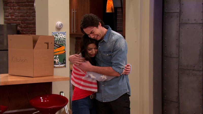 Carly Shay (Miranda Cosgrove) und Spencer Shay (Jerry Trainor) stehen zusammen. – Bild: ViacomCBS