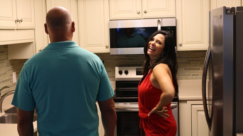 Contributors and agents, Gene Hurd (L) and Amanda Hurd (R) check out the newly renovated kitchen in Low Tide as seen on HGTV’s Beachfront Bargain Hunt. – Bild: Discovery, Inc.