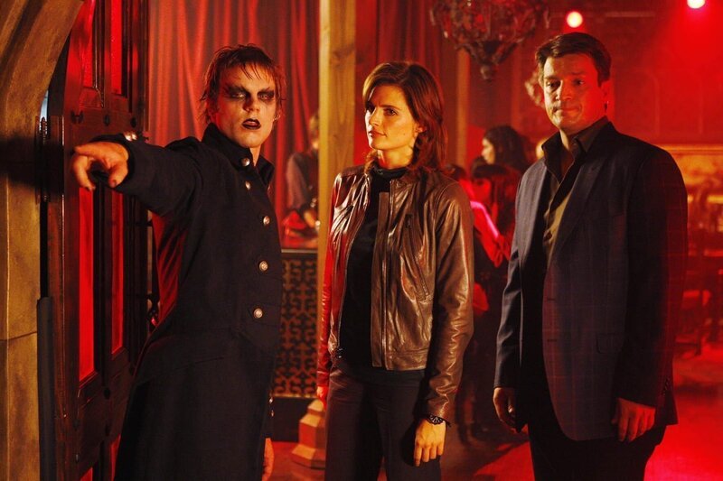 Der neue Fall führt Richard Castle (Nathan Fillion, r.) und Kate Beckett (Stana Katic, M.) in die Welt des Vampir Fetischismus – Bild: PLURIMEDIA (ABC Studios)