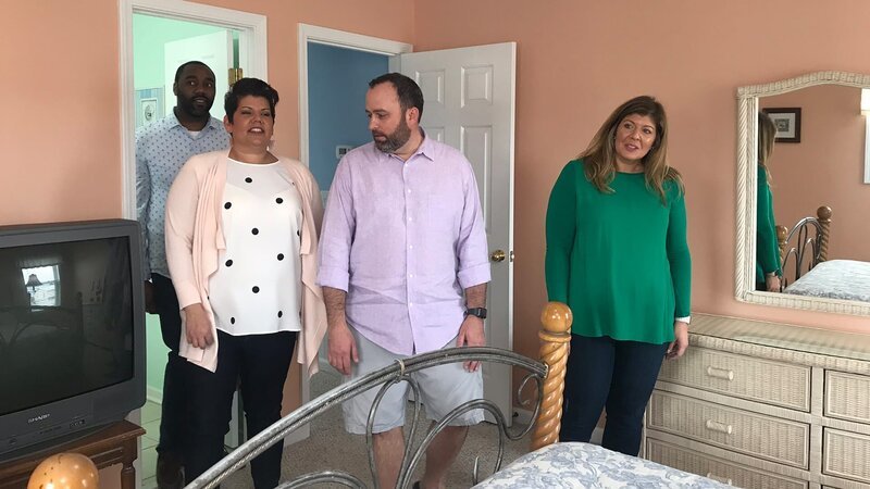Contributors Jason Andrews (L), Lauren Andrews (CL), Jason Long (CR), and Kristin Long (R) check out the second master bedroom as they tour Sunset Delight as seen on HGTV’s Beachfront Bargain Hunt. – Bild: Warner Bros. Discovery