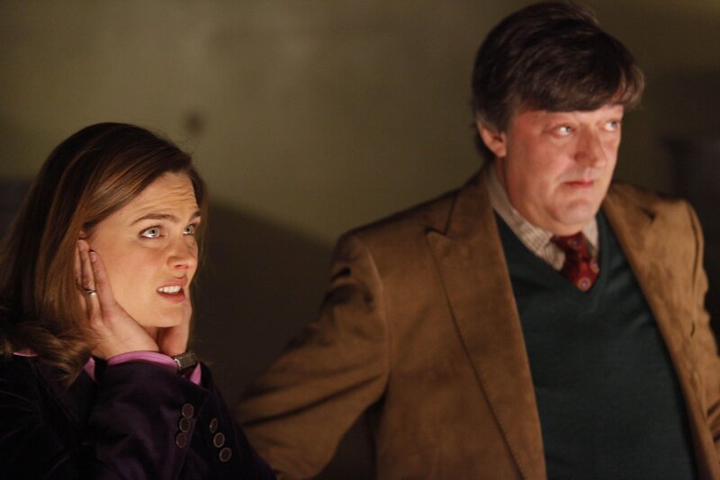 Brennan (Emily Deschanel) und Dr. Wyatt (Stephen Fry) versuchen ein Opfer aus der Heavy Metal-Szene zu identifizieren. – Bild: Fox and its related entities