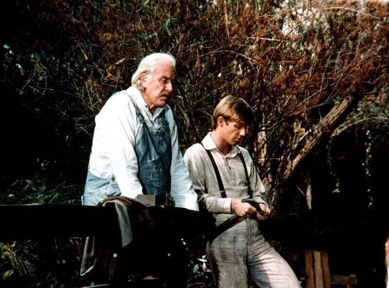 John-Boy (Richard Thomas, r.) erklärt seinem Großvater (Will Geer, l.), womit er sein neues Geschwisterchen willkommen heißen möchte. – Bild: Sat.1 Gold