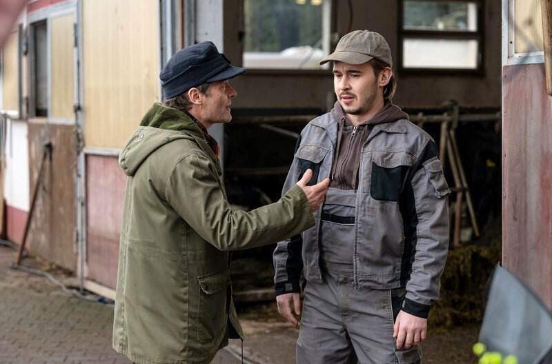 Markus Riedle (Sebastian Mirow, li.) geht es auf dem Hof nicht schnell genug voran und stellt Sebastian (Dominik Stricker) deswegen zur Rede. – Bild: SWR/​Patricia Neligan