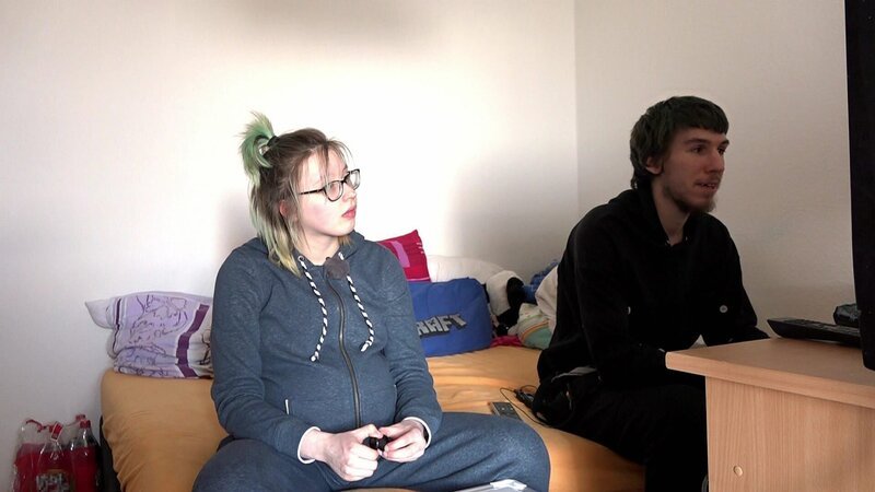 Die schwangere Jasmin und ihr Freund Maik machen sich Gedanken über die Zukunft.. – Bild: RTL Zwei