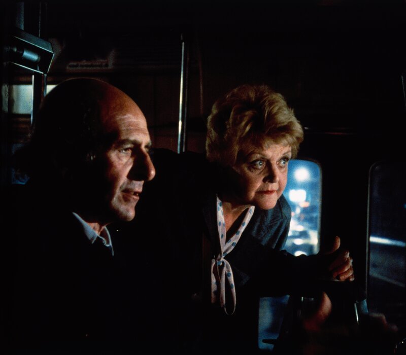 Lieutenant Varick (Herb Edelman, l.) und Jessica (Angela Lansbury, r.) machen eine interessante Entdeckung … – Bild: Turner /​ (c) NBC UNIVERSAL TELEVISION. ALL RIGHTS RESERVED.