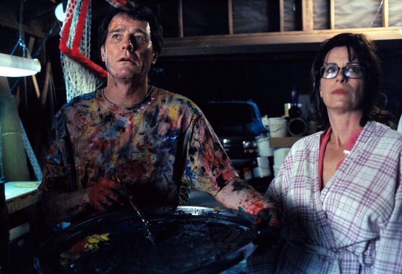 Hal (Bryan Cranston, l.) und Lois (Jane Kaczmarek, r.) betrachten ergriffen Hals Gemälde. – Bild: ViacomCBS