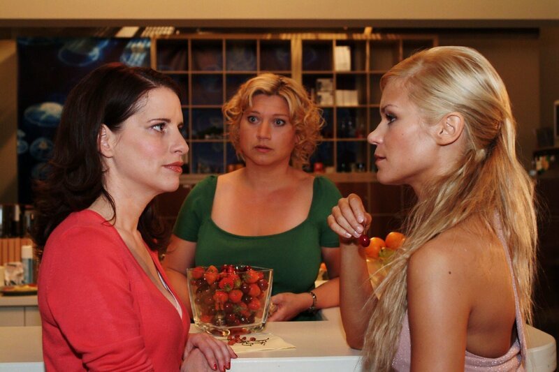 Inka (Stefanie Höner, l.) legt sich mit Sabrina (Nina-Friederike Gnädig, r.) an, als diese Agnes (Susanne Szell, M.) anweisen will, die Kaffeemaschine selbst zu reparieren. – Bild: SAT.1 /​ Monika Schürle