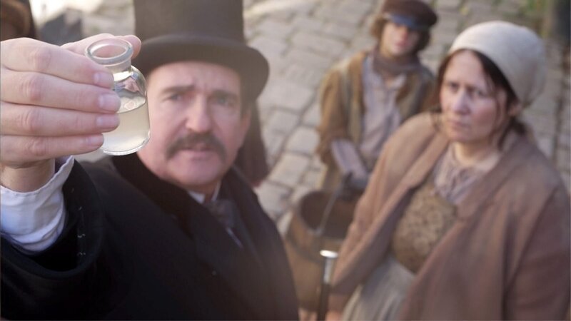 Anton Drasche mit einer Wasserprobe. – Bild: ORF/​Clever Contents
