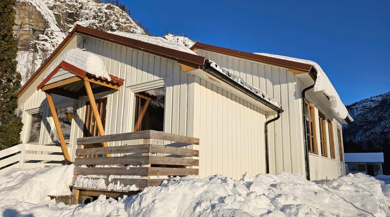 Weiße Weihnacht garantiert: Schneeberge türmen sich vor dem Camp in der Wildnis. – Bild: BR/​Bewegte Zeiten Filmproduktion GmbH/​Megan Ehrmann