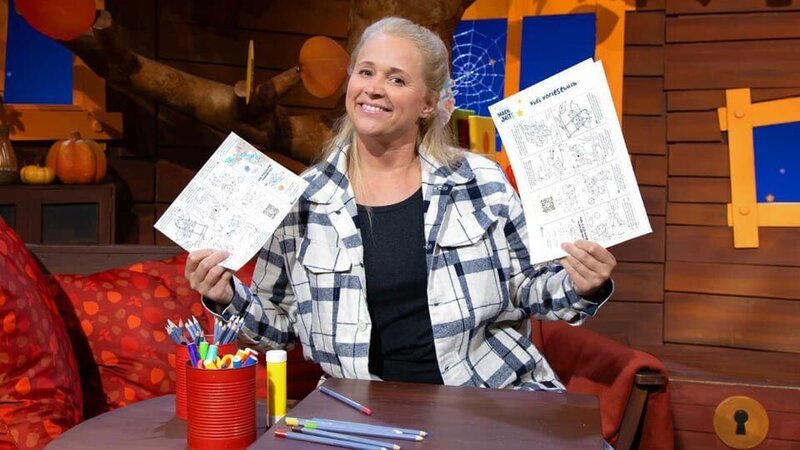 Am zweiten Tag der MACH-MiT! Woche im Baumhaus malt Singa das Bild aus, auf dem Fidi mit ihrem Bruder Fußball spielt und liest den Text vor. – Bild: KiKA