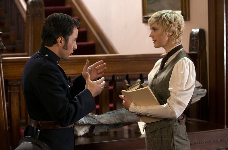 Crabtree (Jonny Harris, li.) trifft die Abenteurerin Elva Gordon (Lauren Lee Smith, re.), die behauptet, die Theorie der hohlen Erde sei sinnvoll. – Bild: WDR/​Shaftesbury Murdoch VIII Inc