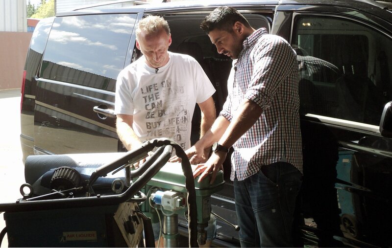 Trödelprofi Sükrü Pehlivan (re.) mit Anton – Bild: RTL II – Recht zum Abdruck