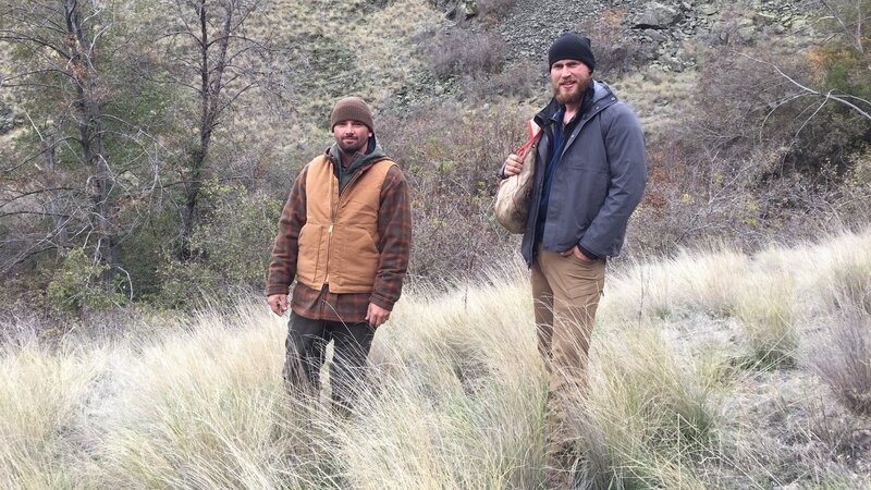 L-R: Bill McConnel and Grady Powell walking in Oregon. – Bild: Discovery Channel