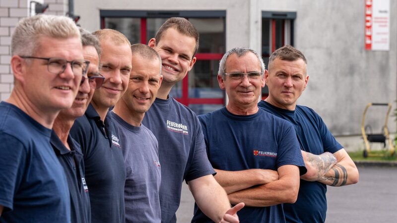 Seven firefighters at the Fürstenwalde/​Spree fire station. – Bild: Warner Bros. Discovery, Inc.