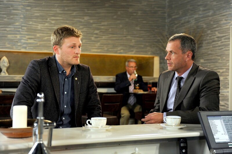ARD ROTE ROSEN FOLGE 1539, am Montag (22.07.13) um 14:10 Uhr im ERSTEN. Torben (Joachim Kretzer, r.) äussert gegenüber Sönke (Bo Hansen, l.) seine Hoffnung, dass bei der Aushebung des Fälscherrings auch Beweise für seine Unschuld auftauchen. – Bild: ARD/​Nicole Manthey