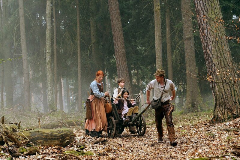 MDR Fernsehen SOMMER BEI UNS, „Der MDR Märchensommer; Hänsel und Gretel“. Die Familie fährt in den Wald, um Holz zu holen – die Stiefmutter (Elisabeth Brück) und der Vater (Johann von Bülow) wollen Hänsel (Friedrich Heine) und Gretel (Mila Böhning) allein zurück lassen. – Bild: MDR/​Hardy Spitz