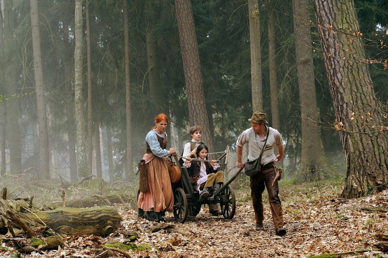 MDR Fernsehen SOMMER BEI UNS, „Der MDR Märchensommer; Hänsel und Gretel“. Die Familie fährt in den Wald, um Holz zu holen – die Stiefmutter (Elisabeth Brück) und der Vater (Johann von Bülow) wollen Hänsel (Friedrich Heine) und Gretel (Mila Böhning) allein zurück lassen. – Bild: MDR/​Hardy Spitz
