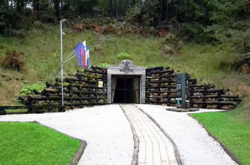 In Slowenien erinnern die alten, vom Wald überwucherten Bergwerksstollen von Litija an eine vergangene Industrie-Ära. Hier fand einst ein Rechtsstreit statt. – Bild: Elephant Doc