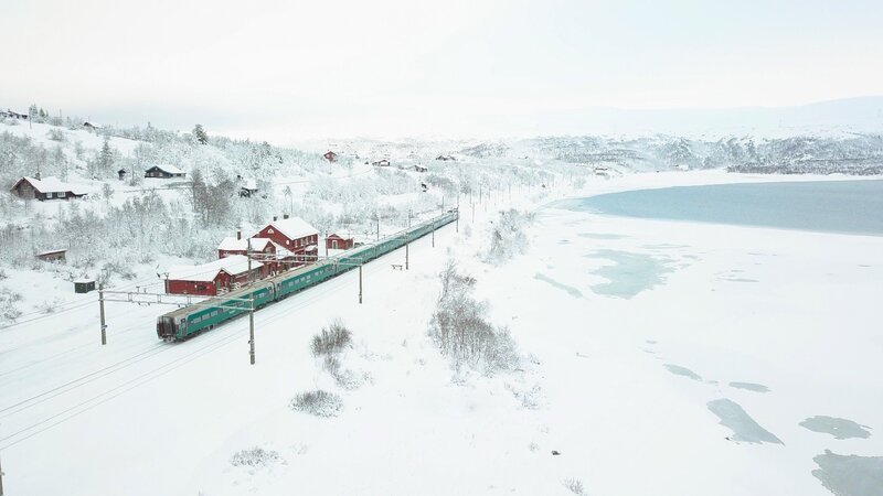 Die Bergensbanen-Hardangervidda durchquert die Winterlandschaft. – Bild: RTL/​BriteSpark