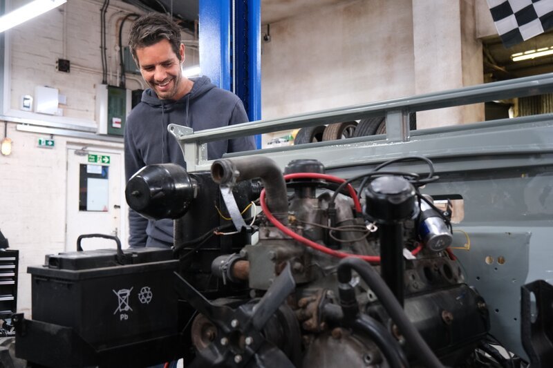 Marc (Elvis) Priestley works on the Landrover in the garage. – Bild: Discovery Channel/​Discovery, Inc.