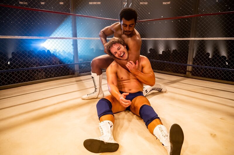 YOUNG ROCK -- Episode 207 -- Pictured: (l-r) Joseph Lee Anderson as Rocky Johnson, Jade Drane as „Rowdy“ Roddy Piper. – Bild: Mark Taylor/​NBC/​NBCUniversal Media, LLC