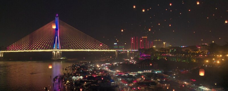 Beleuchtete Brücke in Wuhan – Bild: RTL /​ © 2021 China Intercontinental Communication Center – All Rights Reserved /​ Frühjahr