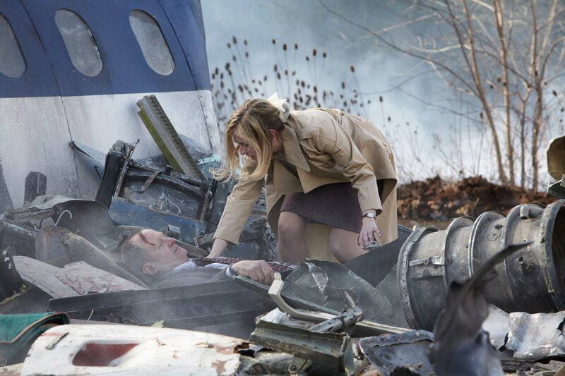 Frances Castledine (played by Hallie Seline) tries to help an injured passenger from BEA Flight 548. – Bild: The National Geographic Channel