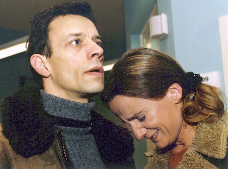 Hannes Berger (Thomas Pötzsch) und seine Frau Hella (Sabine Falkenberg) bangen um ihre Tochter Niki, der in der Sachsenklinik ein Hirntumor entnommen werden muss. – Bild: MDR/​Krajewski
