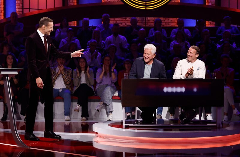 Moderator Kai Pflaume (l.) mit Rateteam-Kapitän Wotan Wilke Möhring (r.) und dem Schauspieler, Musiker und Autor Miroslav Nemec (2.v.r.). – Bild: ARD/NDR/UFA SHOW & FACTUAL/Morris Mac Matzen Moderator Kai Pflaume (l.) mit Rateteam-Kapitän Wotan Wilke Möhring (r.) und dem Schauspieler, Musiker und Autor Miroslav Nemec (2.v.r.). – Bild: ARD/NDR/UFA SHOW & FACTUAL/Morris Mac Matzen
