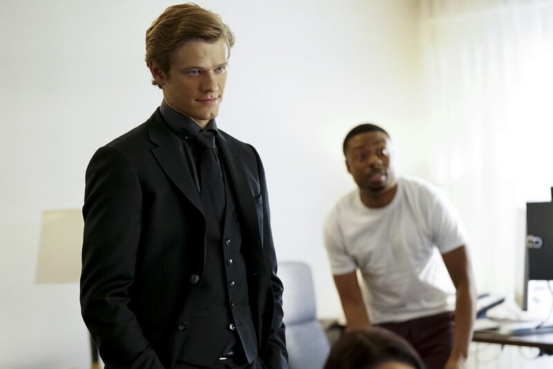 Um die Terrorgruppe „Die rote Faust“ zu stoppen, schleichen sich MacGyver (Lucas Till, l.), Bozer (Justin Hires, r.) und ihr Team unter falschen Identitäten in ein Casino. Sehr lange bleiben sie aber nicht unentdeckt … – Bild: Quantrell Colbert /​ CBS Broadcasting, Inc.