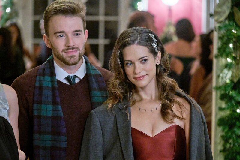 Als Angie (Lyndsy Fonseca, re.) über Weihnachten zu ihrer Familie fährt, stellt sie fest, dass sie 10 Jahre in die Vergangenheit gereist ist. Jetzt hat sie die Möglichkeit herauszufinden, was und wer ihr wirklich wichtig sind. Ist Ben (Chandler Massey, li.) der richtige Mann für sie? – Bild: Robert Clark /​ Hallmark Media