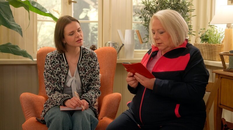 Jess (Juana Nagel l.) ist bei der Planung ihres Buchladens nicht zu bremsen. Mit Unterstützung von Freunden und Familie nimmt ihr Traum Gestalt an. – Bild: NDR