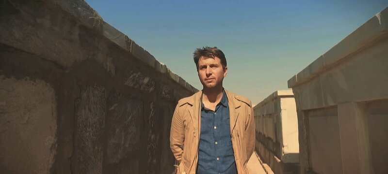 Alfred entdeckt den Charme der Stadt Buxoro, die Anfang des 13. Jahrhunderts von Dschingis Khan erobert und zerstört wurde. Das Samaniden-Mausoleum hingegen blieb verschont. – Bild: Electron Libre Productions