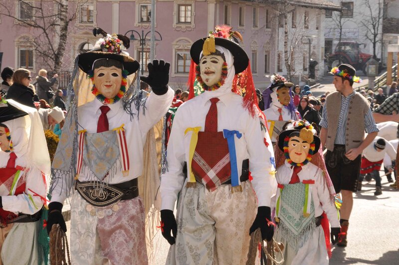 Tuxer – die schönste Axamer Fasnachtsfigur verkörpert den Frühling und die Jugend. – Bild: Servus TV