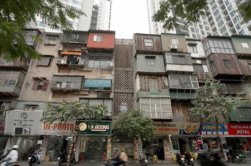 Auf Nguyên Thê Sons Bildern entstellen Werbetafeln die architektonischen Überbleibsel der Kolonialzeit – Zeichen einer Globalisierung, die vor nichts Halt macht. – Bild: ARTE F /​ Elephant Doc